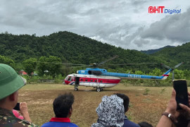 4 tấn hàng cứu trợ đã được 2 chuyến trực thăng chuyển bà con vùng lũ