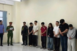 Theo dõi, bắt đường dây bán gần 30.000 sản phẩm thuốc lá điện tử