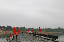 Bốn giờ quân đội cấp tốc lắp dựng cầu phao qua sông Lô