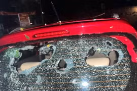 Mưa đá làm thủng kính xe, hư hại nhà dân