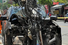 Xe bán tải tông gãy cột điện, lao lên vỉa hè khiến 1 người tử vong