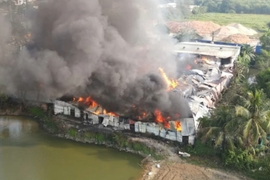 Cháy lớn kho hàng sát khu dân cư