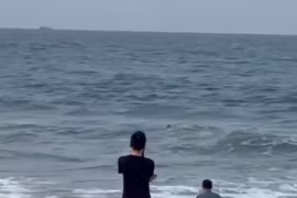 Người đàn ông lao xuống biển cứu du khách bị chuột rút