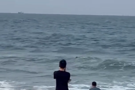 Người đàn ông lao xuống biển cứu du khách bị chuột rút