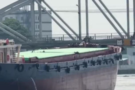 Vận tải đường sắt thiệt hại khoảng 140 tỷ đồng do sà lan tông cầu Ghềnh