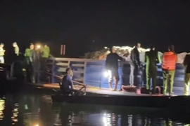 Lật tàu chở khách, 6 người mất tích, 17 người được cứu sống