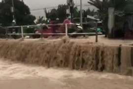 10 tàu khách dừng chạy vì đường sắt ngập 0,4m