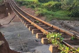Xói lở khoảng 100m, đường sắt Bắc Nam bị chia cắt, 9 tàu khách phải nằm chờ