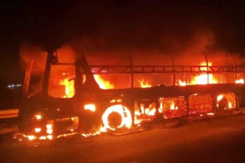 Xe giường nằm bốc cháy dữ dội khi đang chạy trên cao tốc