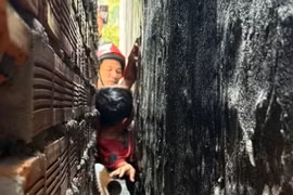 20 phút nghẹt thở giải cứu bé trai 9 tuổi kẹt giữa hai khe tường