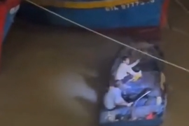 Lao xuống dòng nước xiết cứu người phụ nữ đang chới với