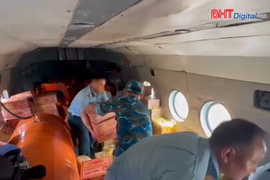 Bộ Quốc phòng điều trực thăng chở hàng cứu trợ người dân Lạng Sơn