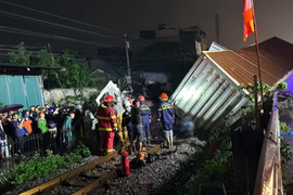 Cố vượt qua đường ray, xe tải bị tàu hỏa tông nát, văng xa hàng trăm mét