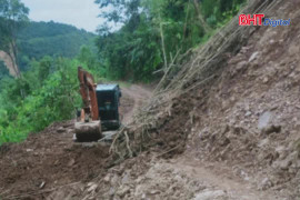 Chưa kịp gượng dậy sau lũ, xã biên giới ở Nghệ An tiếp tục bị chia cắt do sạt lở
