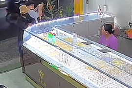 Hàng chục cảnh sát truy vết kẻ cướp vàng trên tay chủ tiệm