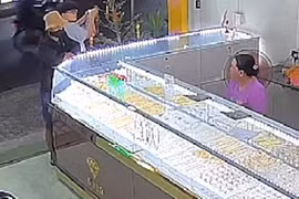 Hàng chục cảnh sát truy vết kẻ cướp vàng trên tay chủ tiệm