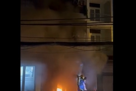 Cảnh sát giải cứu 4 người bị mắc kẹt trong căn nhà rực lửa