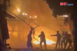 Cháy lớn thiêu rụi nhiều căn nhà trong đêm
