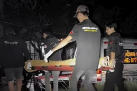 Ngồi trên đường ray, người đàn ông bị tàu hỏa tông tử vong