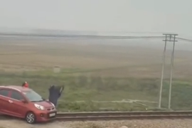 Khoảnh khắc lái tàu phanh gấp cứu ô tô mắc kẹt trên đường ray