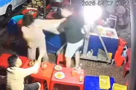 Công an vào cuộc vụ cụ bà bị thanh niên hành hung trong quán ăn