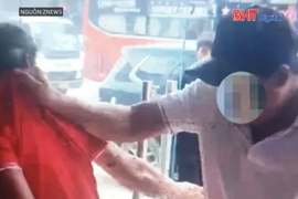 Cảnh sát vào văn phòng công chứng ở Bình Dương bắt nhóm nghi lừa đảo