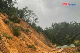 Mưa lớn gây sạt lở, ách tắc giao thông 
