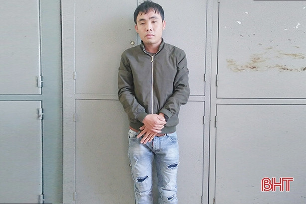 Dừng xe sử dụng điện thoại, người phụ nữ bị cướp tài sản giữa đêm khuya