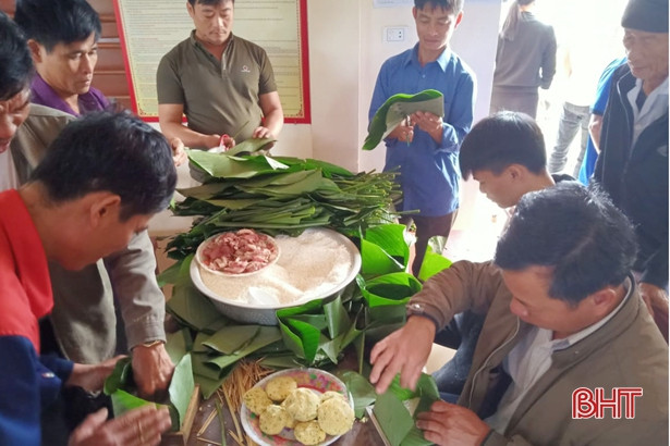 Người dân Mai Phụ gói 1.760 bánh chưng cung tiến vua Mai