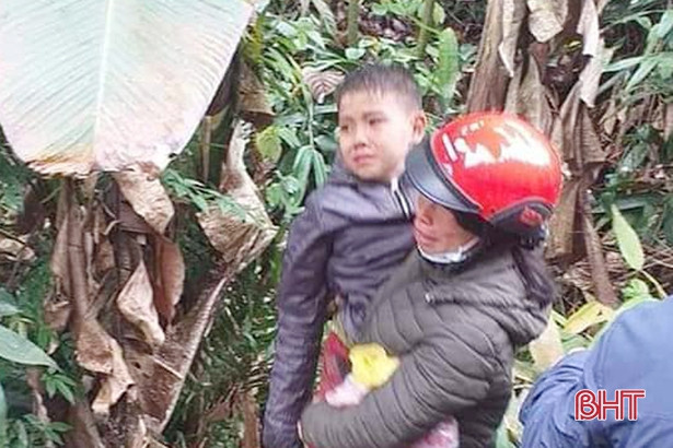 Giải cứu 2 cháu bé Hà Tĩnh bị lạc trong rừng