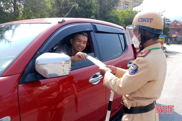 Công an TX Kỳ Anh phát gần 3.000 khẩu trang y tế cho người tham gia giao thông