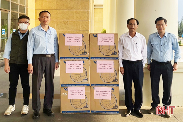 Formosa Hà Tĩnh trao tặng 15.000 khẩu trang y tế cho thị xã Kỳ Anh