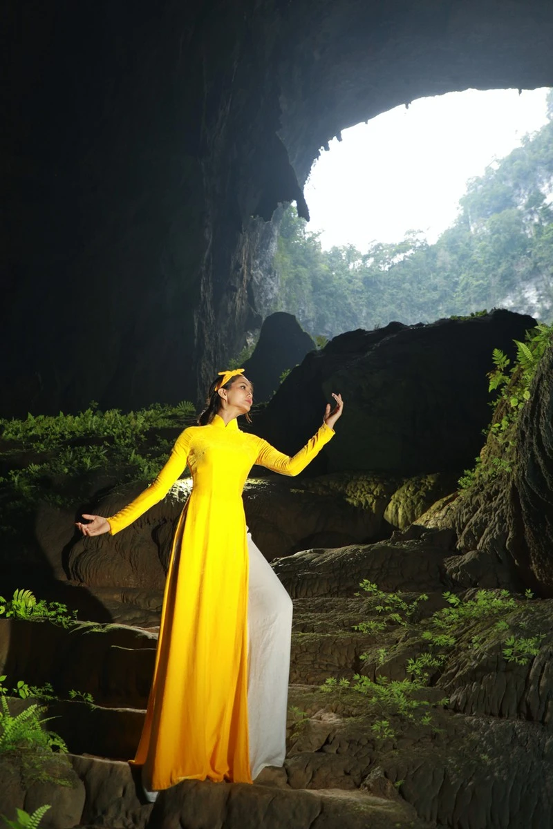 Chiêm ngưỡng bộ ảnh đặc biệt của Hoa hậu HHen Niê tại hang Sơn Đoòng