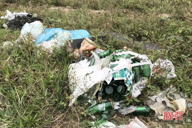 Mang rác “đắp” đê ngăn mặn Hữu Phủ