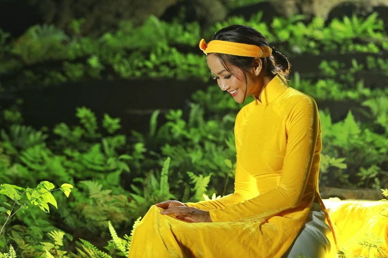 Chiêm ngưỡng bộ ảnh đặc biệt của Hoa hậu HHen Niê tại hang Sơn Đoòng