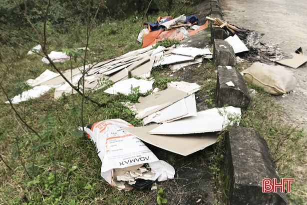 Mang rác “đắp” đê ngăn mặn Hữu Phủ