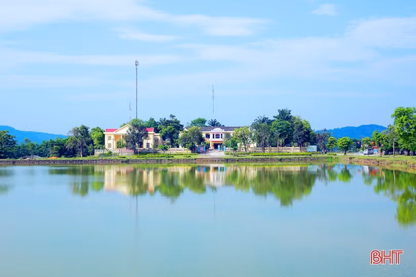 Người dân xã miền núi Hà Tĩnh đội mưa phủ kín hàng rào xanh