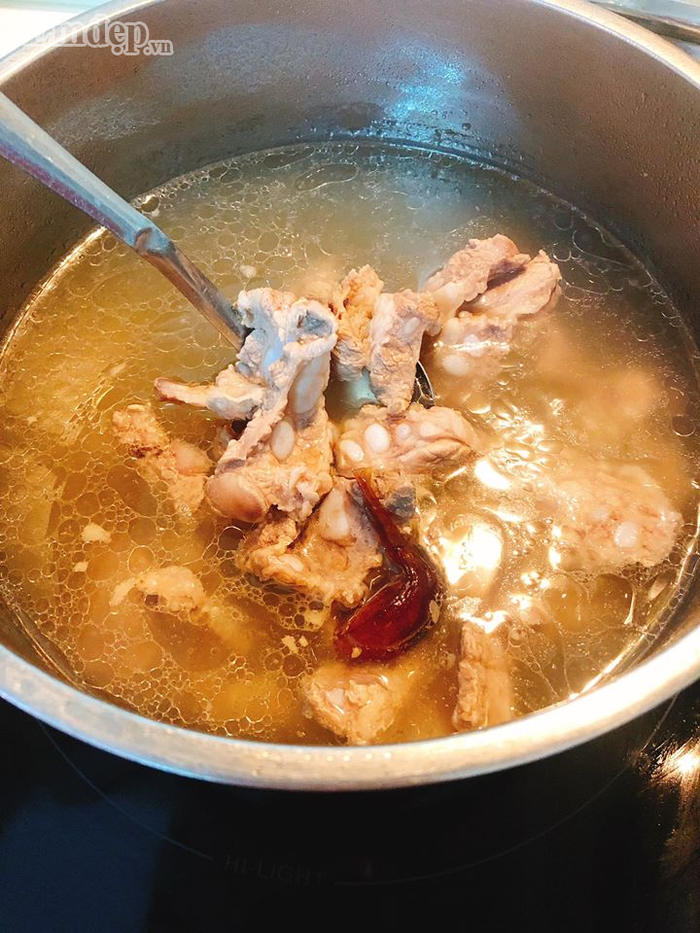 “Lạ miệng” với món canh hàu nấu sườn sụn non nóng hổi ngày se lạnh