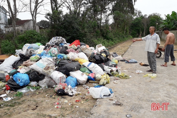 Bãi tập kết rác thải gây ô nhiễm, người dân Xuân Giang “kêu” chưa thấu!