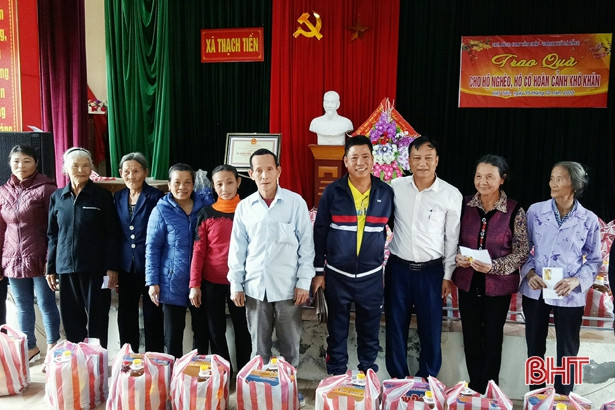 Trao 400 suất quà cho hộ nghèo ở Thạch Hà