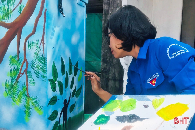 Đoàn viên thanh niên Cẩm Xuyên “khiến” cột điện nở hoa”