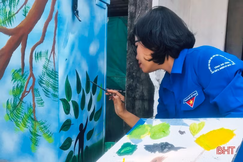 Đoàn viên thanh niên Cẩm Xuyên “khiến” cột điện nở hoa”