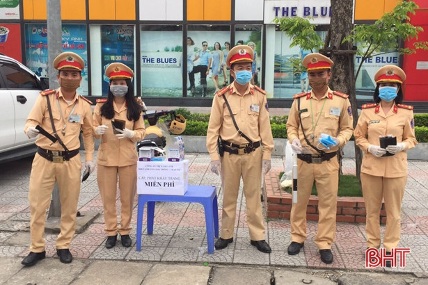 Công an TX Kỳ Anh phát gần 3.000 khẩu trang y tế cho người tham gia giao thông