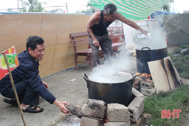 Người dân Mai Phụ gói 1.760 bánh chưng cung tiến vua Mai