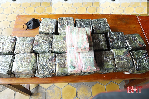 Mật phục, bắt quả tang 2 đối tượng vận chuyển 45 kg ma túy đá tổng hợp qua Hà Tĩnh