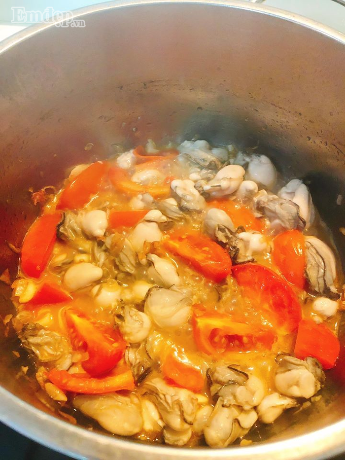 “Lạ miệng” với món canh hàu nấu sườn sụn non nóng hổi ngày se lạnh