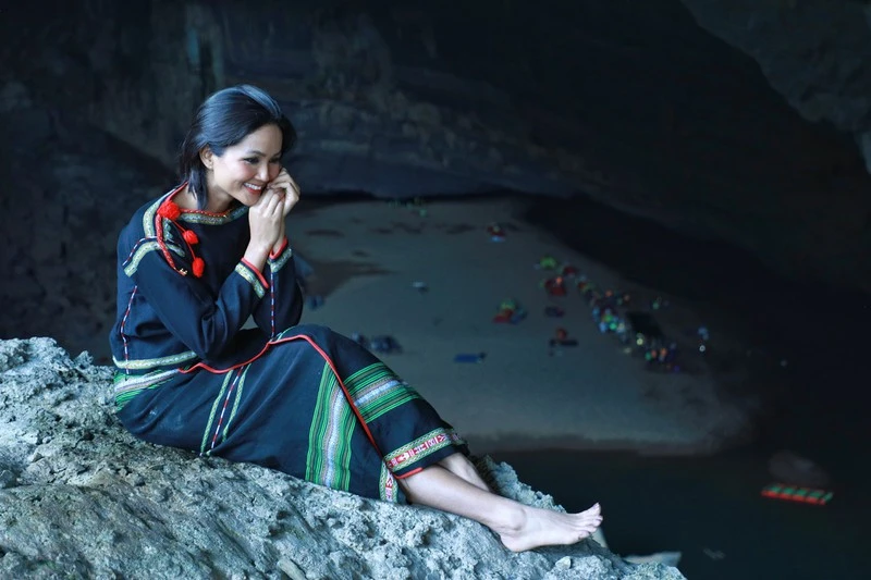Chiêm ngưỡng bộ ảnh đặc biệt của Hoa hậu HHen Niê tại hang Sơn Đoòng