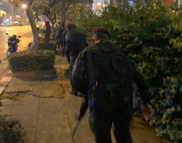 Đặc nhiệm Thái Lan bên ngoài trung tâm thương mại. Ảnh: ViralPress . Binh sĩ Thái Lan xả súng giết 17 người