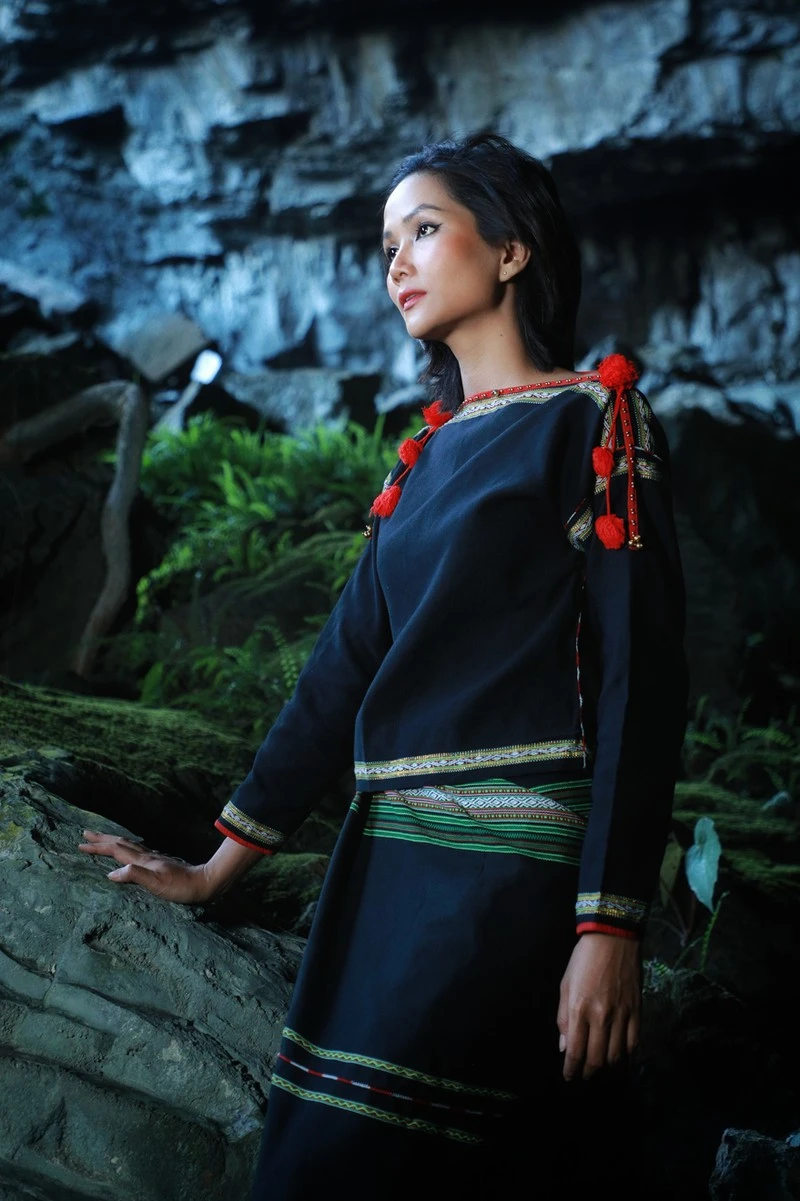 Chiêm ngưỡng bộ ảnh đặc biệt của Hoa hậu HHen Niê tại hang Sơn Đoòng