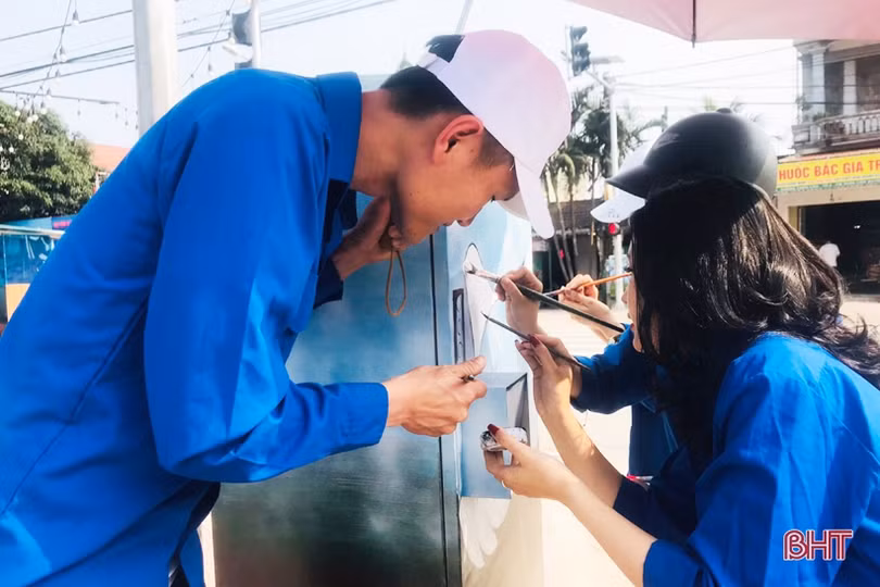 Đoàn viên thanh niên Cẩm Xuyên “khiến” cột điện nở hoa”